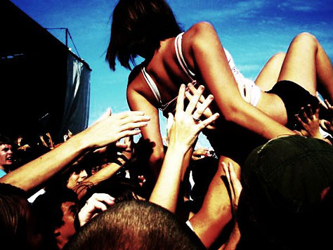 crowd_surfers_atarped_by_ma