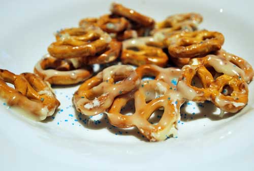 pretzels dipped in white chocolate
