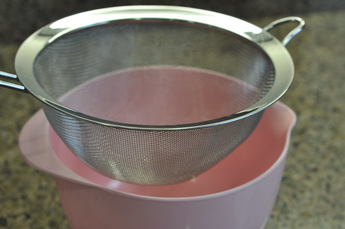how the strainer gets into the bowl