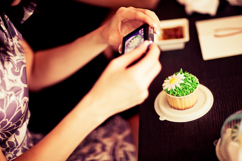 Raymond Phang Photography- wedding cupcakes