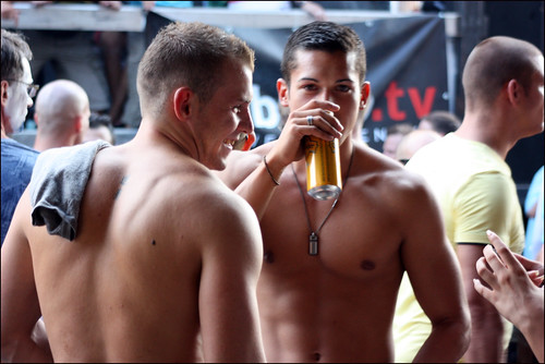 Jóvenes musculados bebiendo cerveza