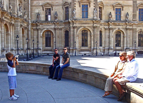Paris Louvre et autour-30 Le petit photographe de Louvre