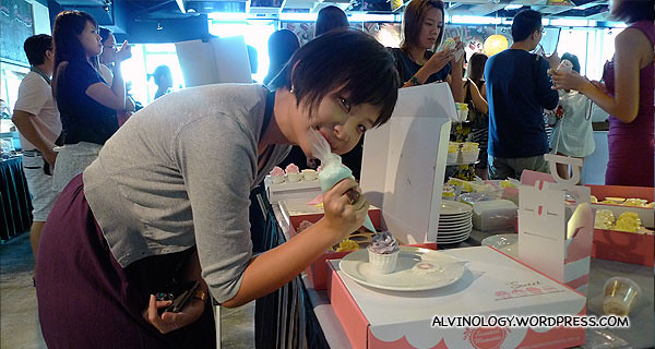 Han Joo making her cupcake to take home