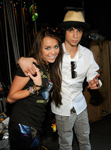 Miley Cyrus y Adam Sevani 