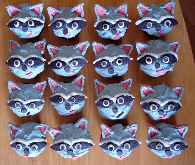 raccoon cupcakes