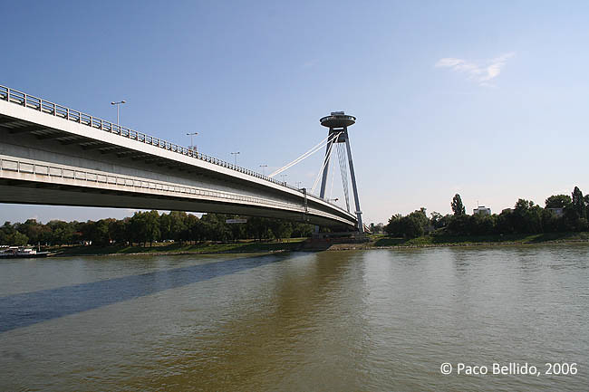 ¿Un OVNI sobre el Danubio?. © Paco Bellido, 2006