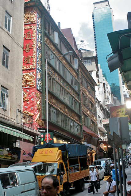 The building in which Mak's Noodles is housed - rather gaudy, no?