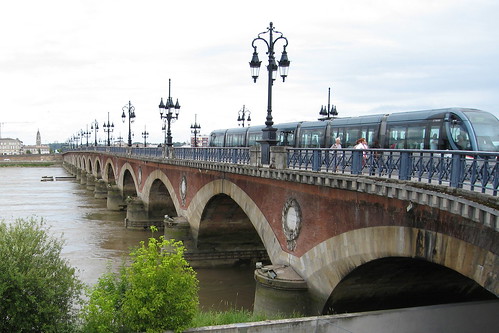Pont de pierre et tram