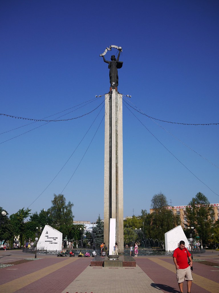 фото: Монумент на пл. Победы