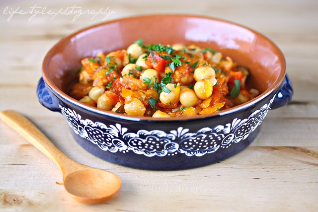 Chickpeas with fresh tomatoes sauce