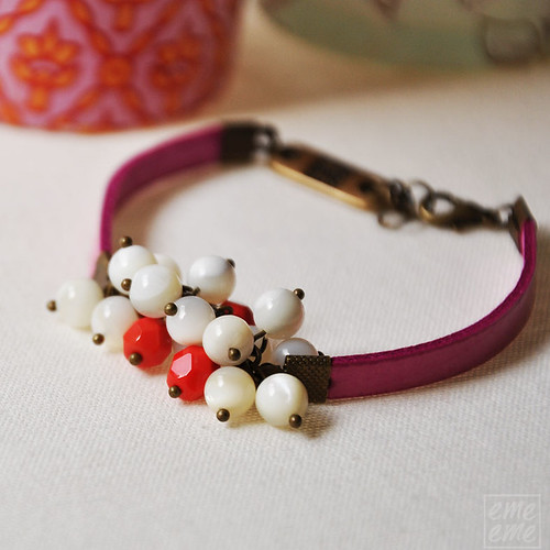 Fuchsia bracelet with mother of pearl and glass beads