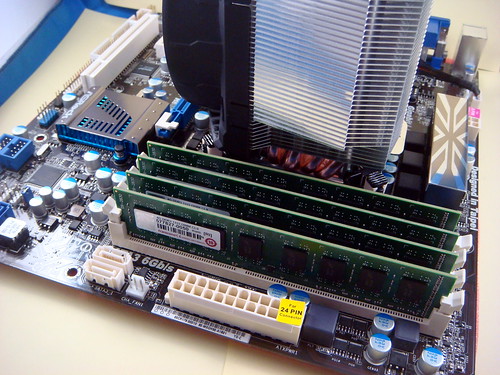 主機板插上 4GB DDR-3 x 4