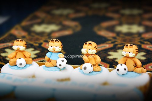 Garfield &amp; Soccer Cupcakes