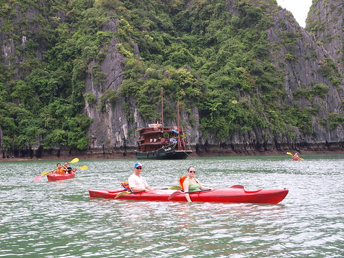 划獨木舟的遊客以西方遊客為主，你要拍照他們還會刻意停槳讓你拍