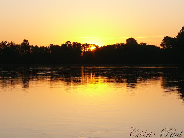 Sunrise on Loire river / Lever de soleil sur la Loire by Madebycedric