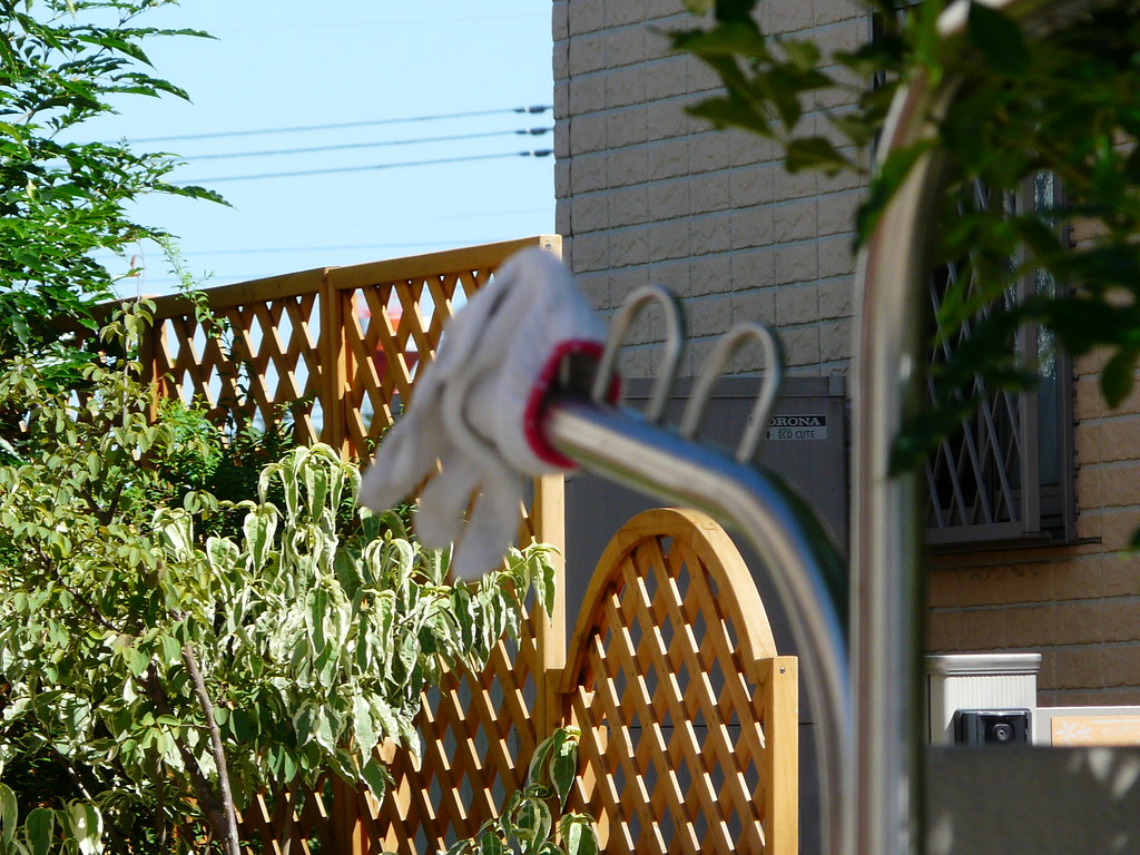 Glove Storage on Laundry Frame