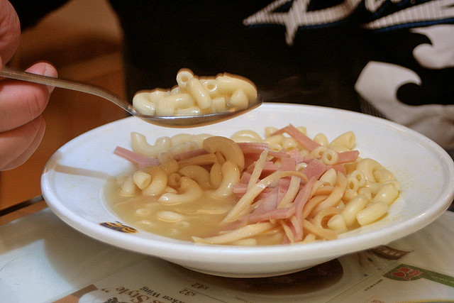Soupy macaroni with ham