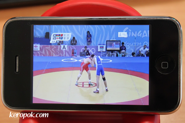 Watching the YOG on the mobile phone