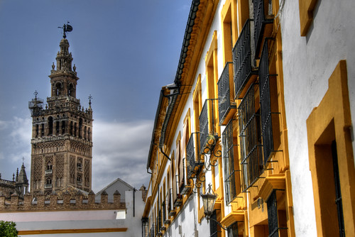 Giralda and yellow windows. Seville. Giralda y ventanas amarillas. Sevilla.