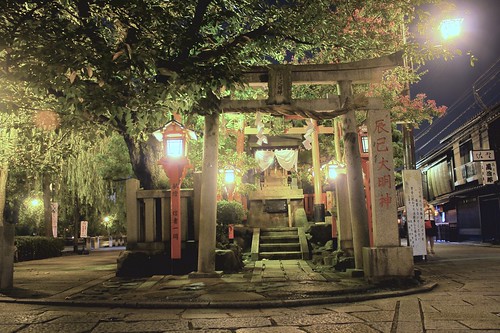 Geisha Shrine on Shinbashi dori HDR