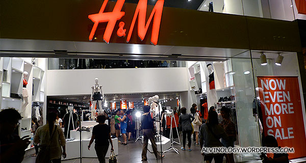 We passed by H&M on our way back to the hotel - I vowed to be back again with Rachel