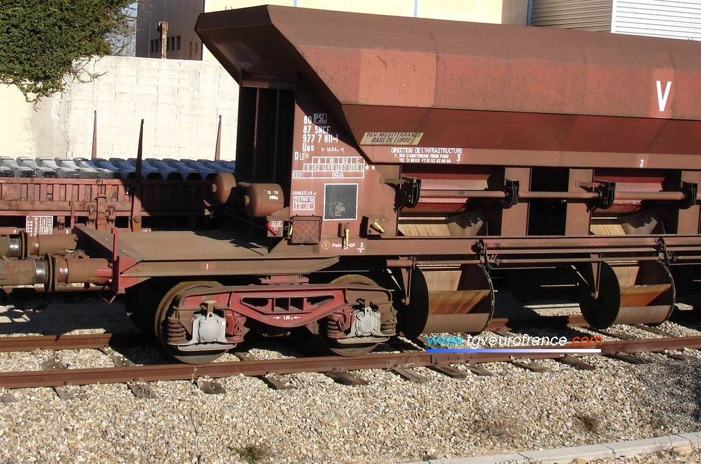Détail d'un wagon ayant servi au transport de ballast sur la base de travaux d'Eurre (Drôme)