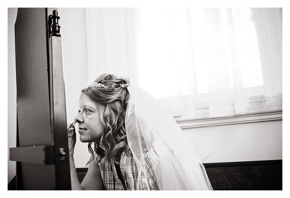 bride getting ready in Listowel Ontario, Southwestern Ontario photojournalistic wedding photographer