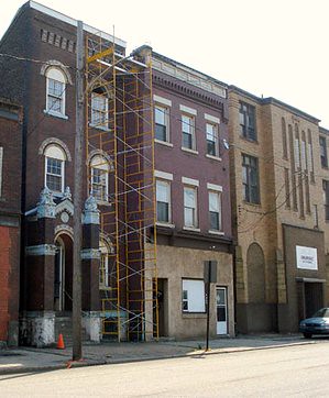 when this photo was taken, the building at left was being renovated into a co-op (by: plan12/Sean, creative commons license)