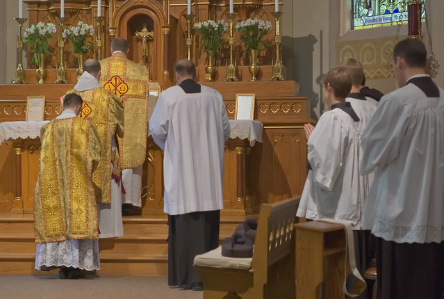Father David Kemna, FSSP, at Saint Francis of Assisi Catholic Church, in Portage des Sioux, Missouri, USA - prayers before the Consecration