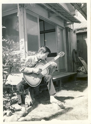 家でギターを弾く／高校２年　1963年 by Poran111