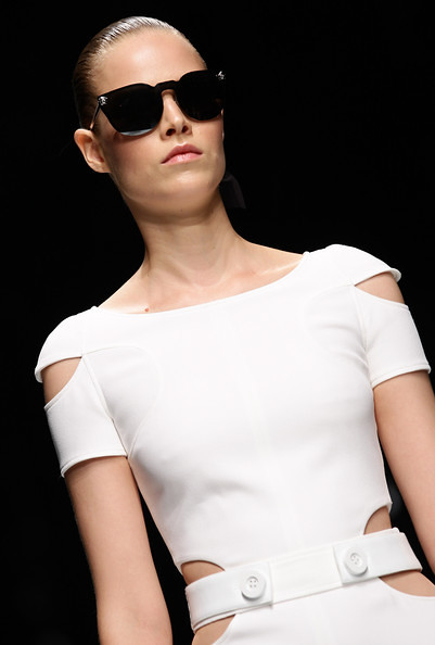 Versace+Milan+Fashion+Week+Womenswear+2011+3aOAb7-LRL9l