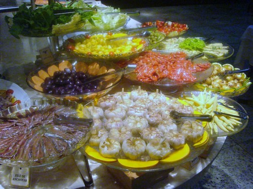 Buffet de ensaladas, mariscos y pescados