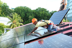 Male, Maldives: President Nasheed Installs Solar Panels on Presidential Residence 
