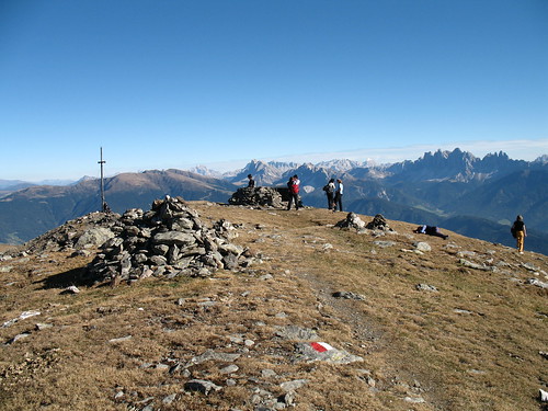 Die Königsanger Spitze mit der Plose, dem Peitler Kofel und den Geisler Spitzen in Villnöss im Hintergrund 