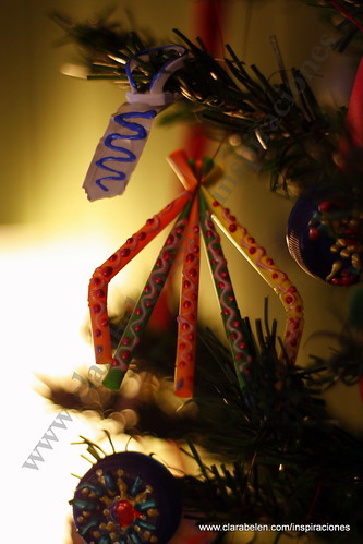 Manualidades navideñas: cómo hacer adornos de Navidad pajitas o canutillos de plástico recicladas