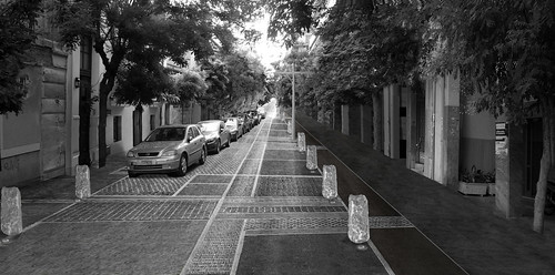 Αποψη της οδού Κεραμεικού μετά από την υλοποίηση της πρότασης Αντονά. Νέα δαπεδόστρωση της οδού με περισσεύματα υλικών από τις μάντρες του Δήμου Αθηναίων.
