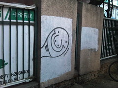 最近在北京街头多次看到这个涂鸦