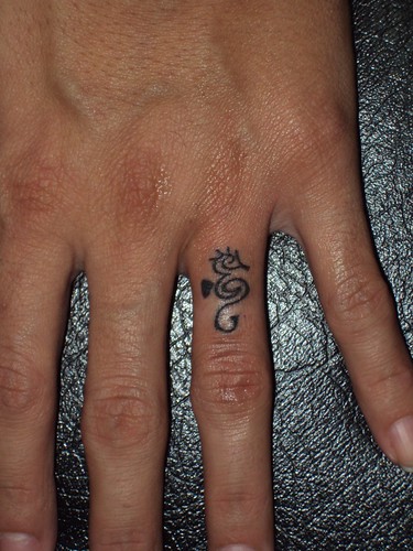 caballito de mar en dedo by Grooming Tattoo- Piercing Dermo pigmentacion