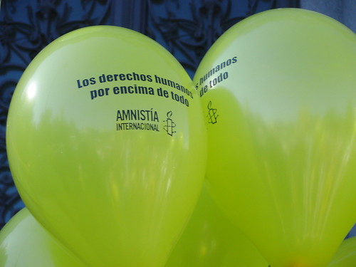 globos de amnistía: "los derechos humanos por encima de todo"