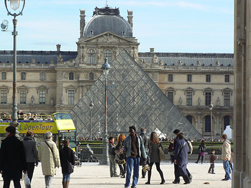 La pyramide du Louvre.jpg