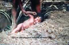 Índios no Brasil enterrando crianças vivas