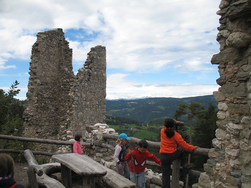 Von den Burgruinen Salegg und Hauenstein hat man jeweils einen herrlichen Blick ins Tal und auf Seis am Schlern