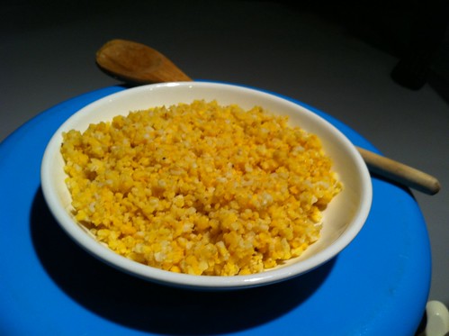 這是粟米飯--用粟米磨成粉製成的"飯"