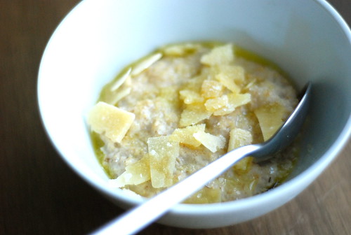 oatmeal with olive oil, cheese and salt flakes/kaerahelbepuder oliivõli, juustu ja soolahelvestega