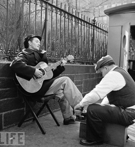 Woody Guthrie in New York, 1943