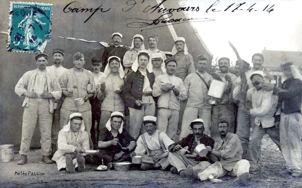 insouciance et camaraderie au camp militaire d'Auvours dans le soleil et la douceur du 17 avril 1914