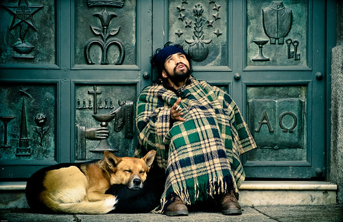 フリー写真素材|人物|男性|犬・イヌ|見上げる|寝顔・寝ている|チリ人|