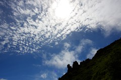 秋の雲とマネキ岩