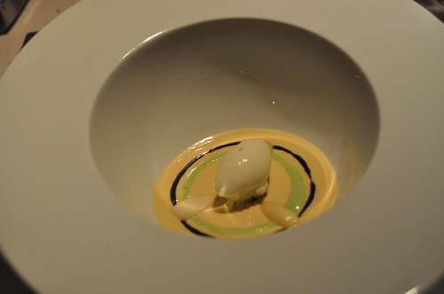Foie-gras: en Gazpacho con helado de ajoblanco, pan de especias, esencia de huevas de mújol y caviar de pepino