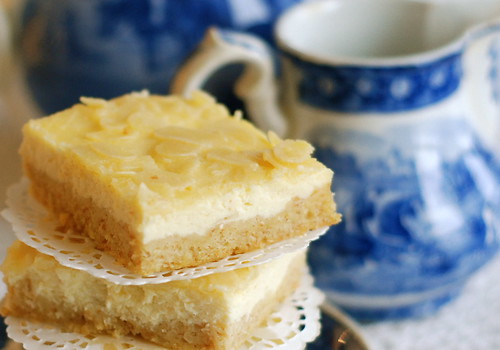 kohupiima-plaadikook, mandlikattega/curd cheese tray cake